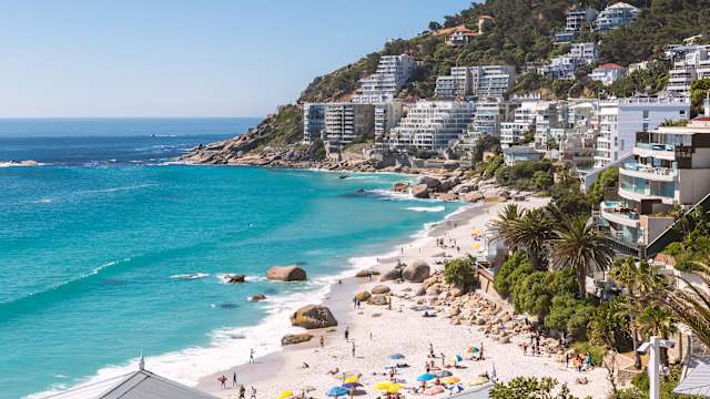 Urlaubsfeeling am Strand von Clifton mit weißen Häusern
