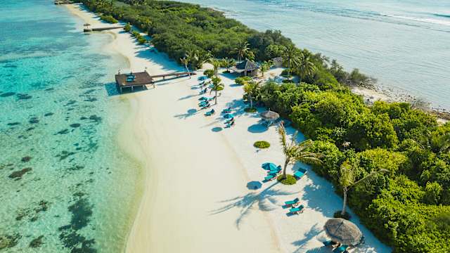 Luftaufnahme des Canareef Resort Herathera Island, Malediven © iStock.com/mbbirdy