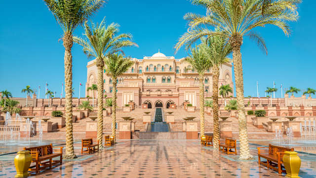 Blick auf den Emirates Palace Abu Dhabi, VAE © iStock.com/Mlenny