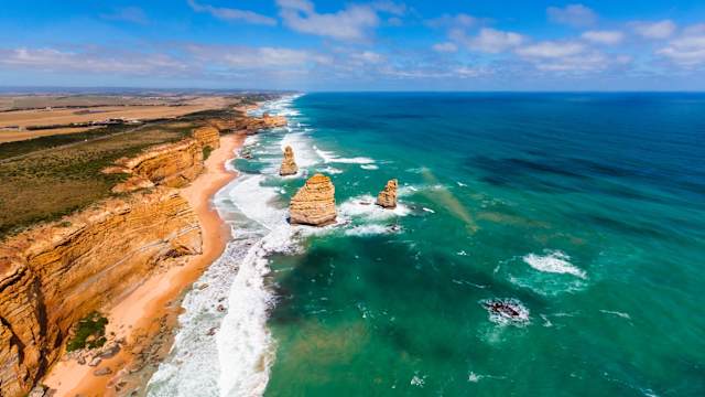 Ein Blick auf die Great Ocean Road in der Nähe von Melbourne, Australien.