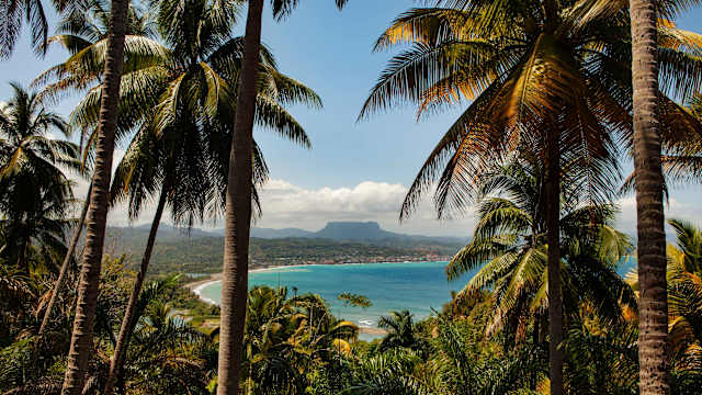 Blick auf einen langen Sandstrand auf Kuba.
