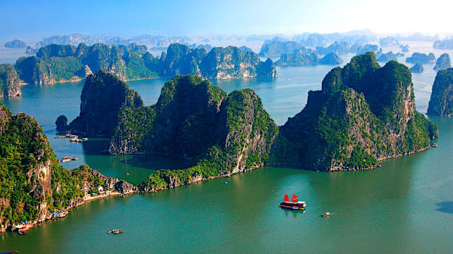 Blick über die Kalksteinfelsen in der Halongbucht, Nordvietnam, Bac Bo, Vietnam
