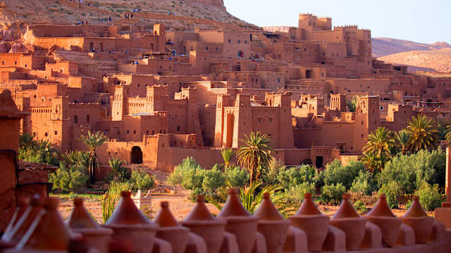 Die Wüstenstadt Ait Ben Haddou in Marokko mit ihren roten Steingebäuden.