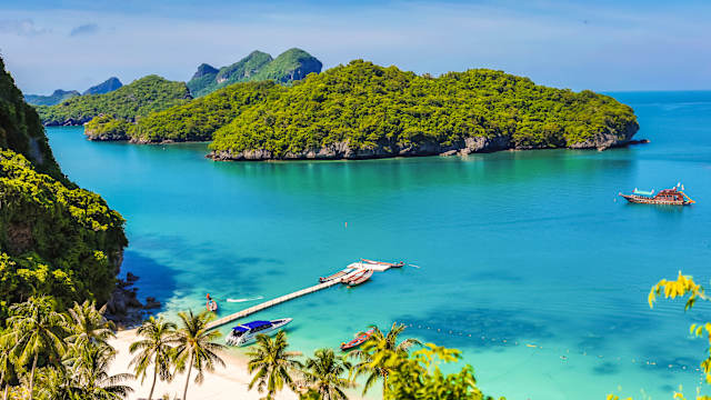 Ein Steg ins Wasser mit Booten im Anthong Nationalpark, Koh Samui, Thailand.