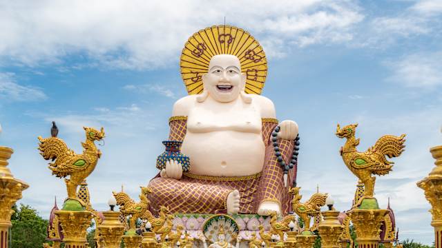 Eine lachende Buddha-Statue bei einem Tempel in Koh Samui.