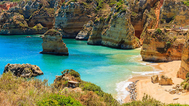 Felsen und Bucht am Praia de Dona Ana, Algarve, Portugal