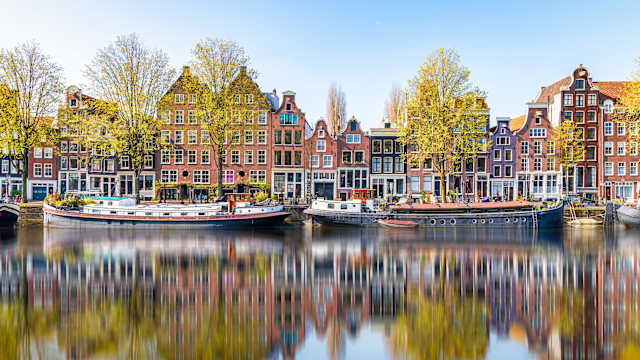 Eine Gracht mit Hausbooten in Amsterdam, Niederlande.