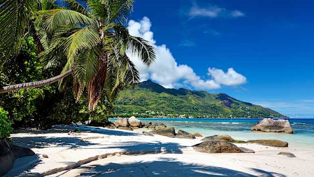 Granitfelsen am Beau Vallon Beach, Baie Beau Vallon, Insel Mahe, Seychellen