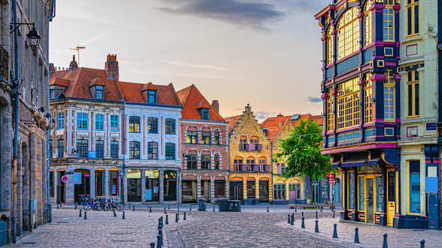Sicht auf eine leere Pflasterstraße in Lille.