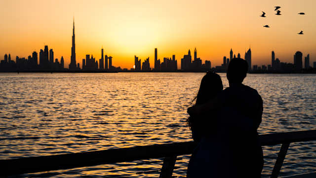 Romantischer Moment für Honeymooner – die Skyline von Dubai bei Sonnenuntergang. ©creativefamily - stock.adobe.com