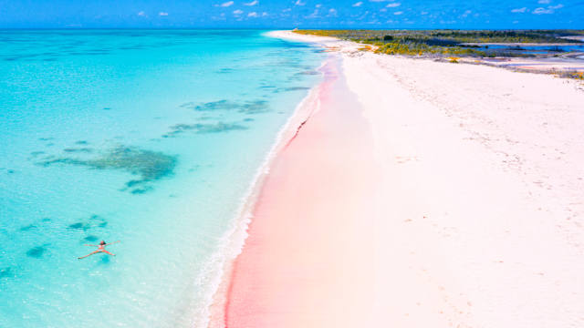 EIn langer Strand mit pinken Sand
