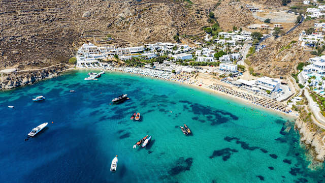 Psarou Beach auf der Insel Mykonos © SHansche/iStock / Getty Images Plus via Getty Images