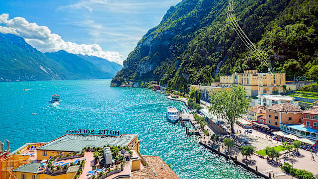 Blick auf den Gardasee vom Torre Apponale, Riva del Garda, Gardasee, Trentino-Südtirol, Italien