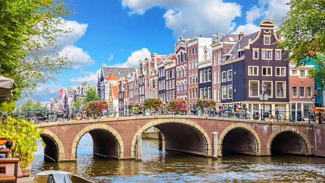Schöne Aussicht auf eine Brücke in Amsterdam © iStock.com/a_Taiga