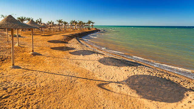 Sonnenschirme am Strand des Roten Meeres in Hurghada, Ägypten © iStock.com/Patryk_Kosmider
