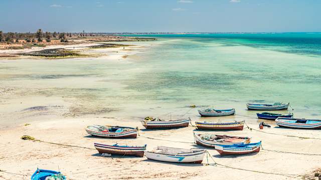 Strand von Djerba mit den alten Fischerbooten, Tunesien. © Chiara Salvadori via Getty Images