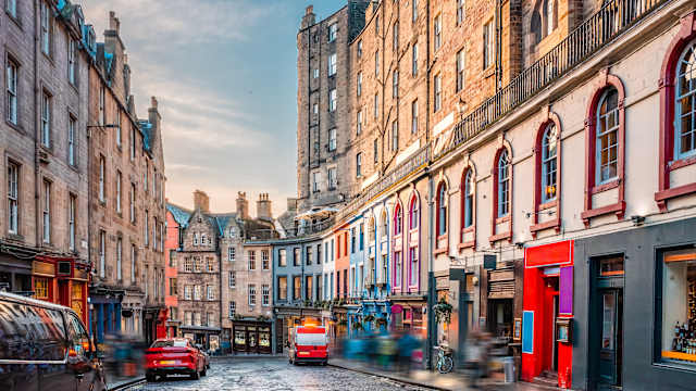Aufnahme der berühmten Victoria Street in Edinburghs Altstadt. Die Straße ist bekannt für ihre vielen bunten Häuser.
