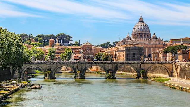 Blick über den Tiber auf die Brücke Sant'Angelo und auf St. Peter, Rom, Italien