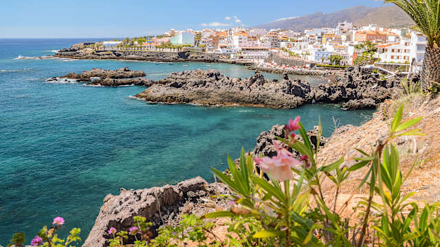 Strand und Vulkangestein in Alcala, Teneriffa