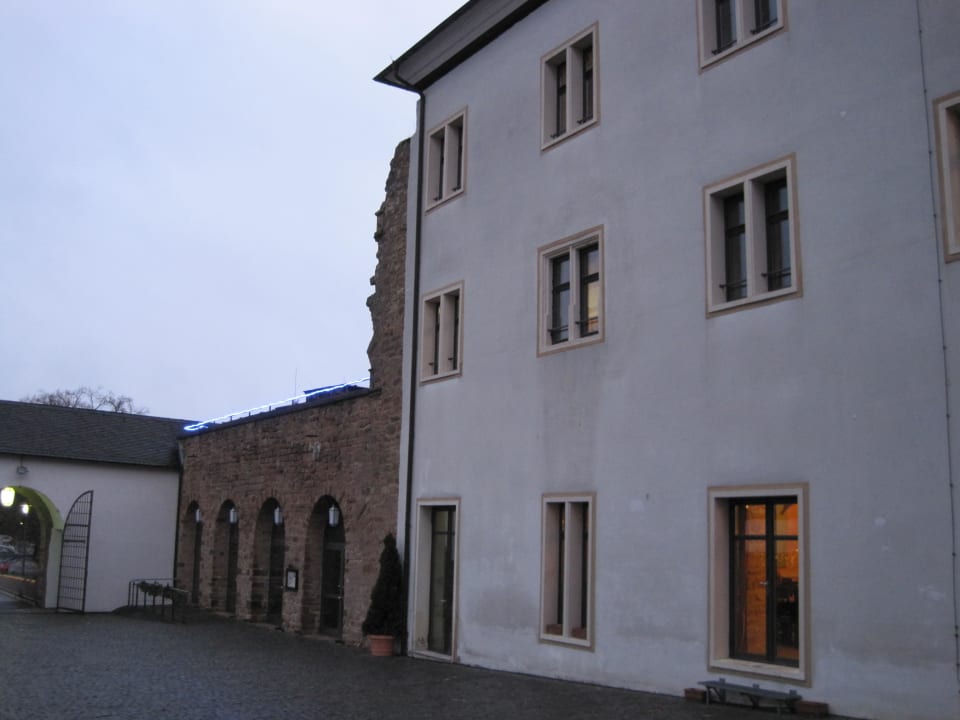 Der Burghof Burg Jugendherberge Altleiningen Altleiningen