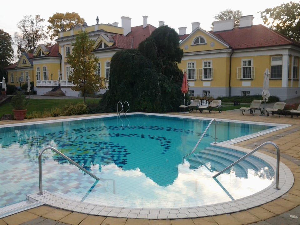 Pool mit Schloss Hertelendy Kastély Exclusive Kutas HolidayCheck