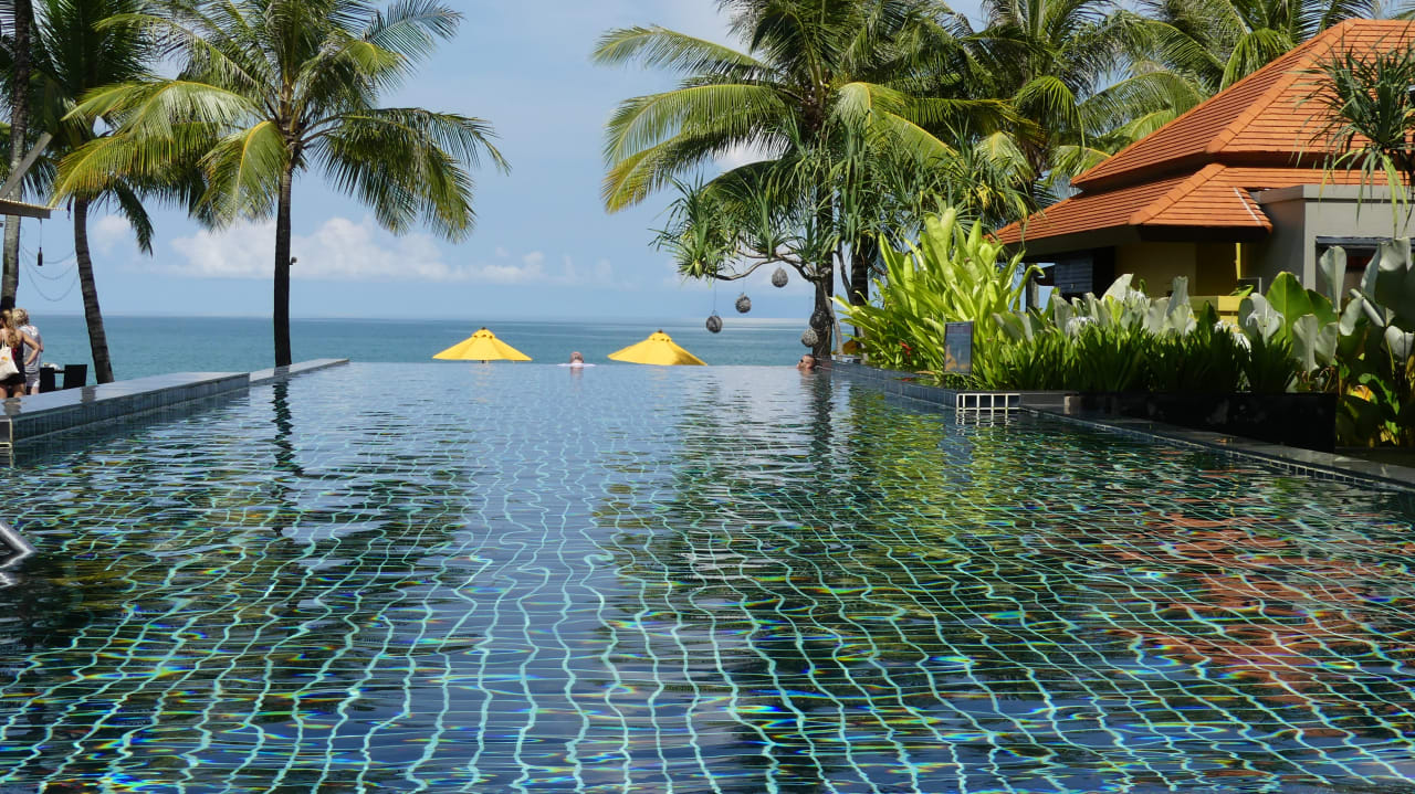 Schöner Pool mit Blick au Hotel Chong Fah Beach Resort Bang Niang