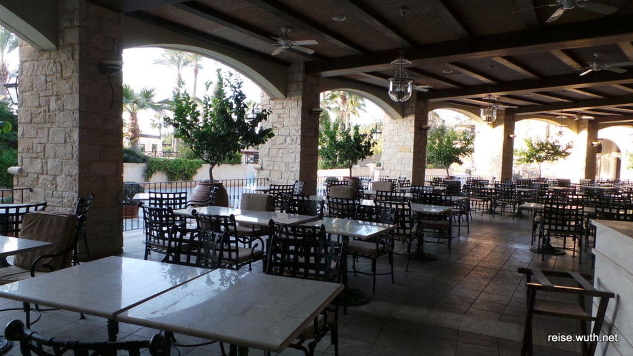 Frühstücksbereich außen Hotel Elysium Paphos HolidayCheck