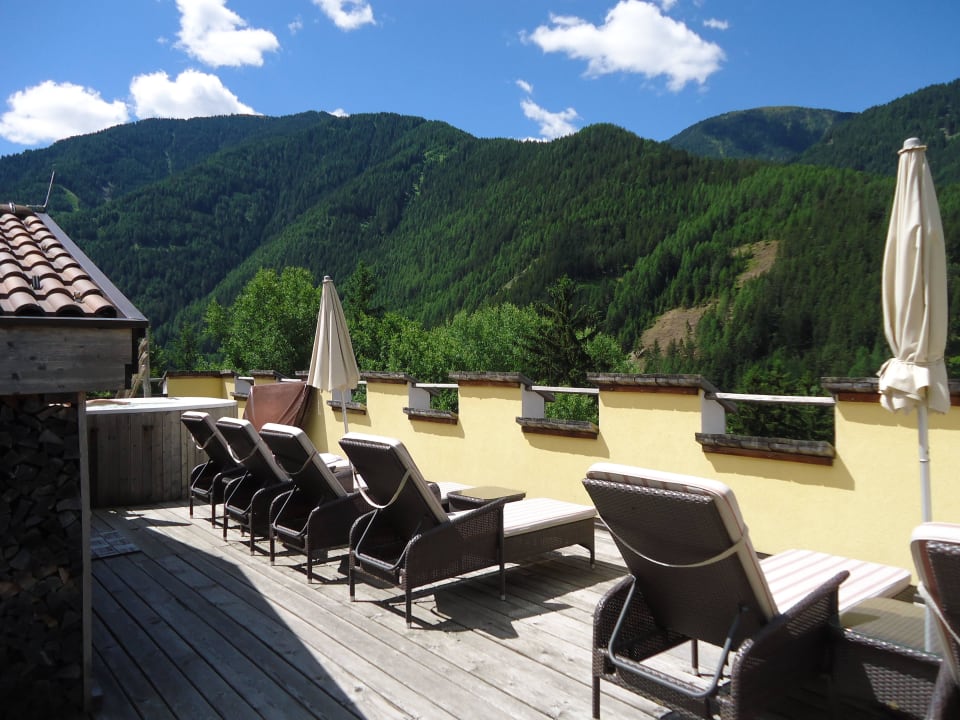 Jacuzzi auf der FKK Dacht Hotel Bergschlössl Luson Lüsen