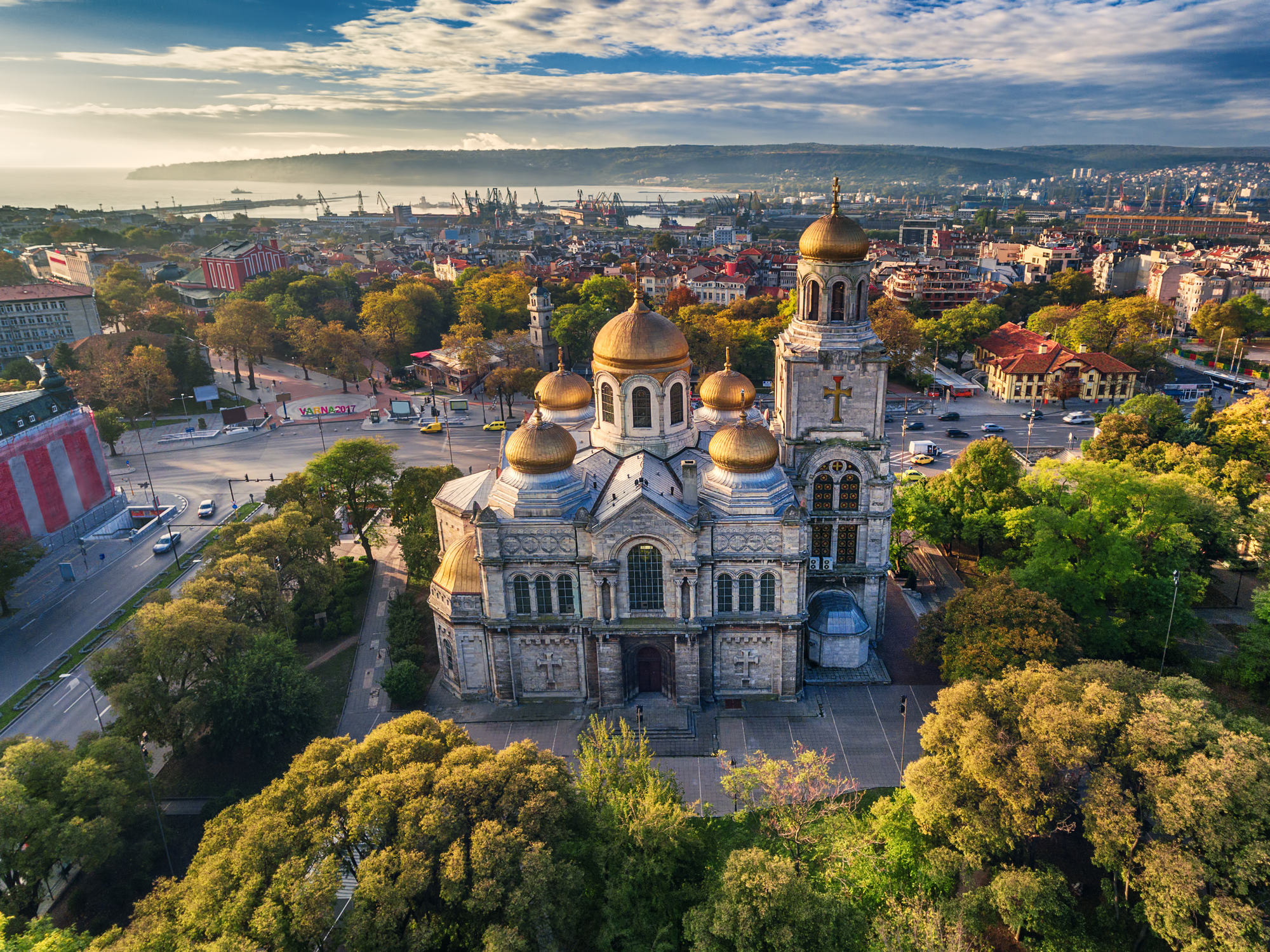 Maria-Himmelfahrt-Kathedrale-in-Varna-Bulgarien-iStock-621112110