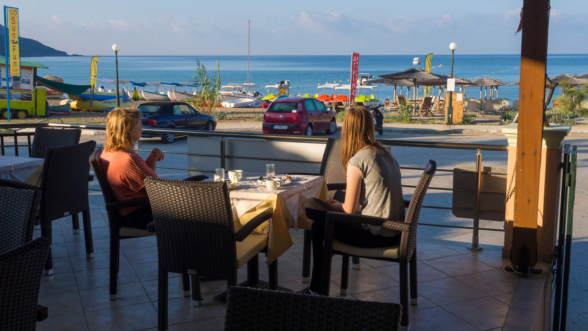Blick auf den Strand Agios Georgios Strand, Santorini