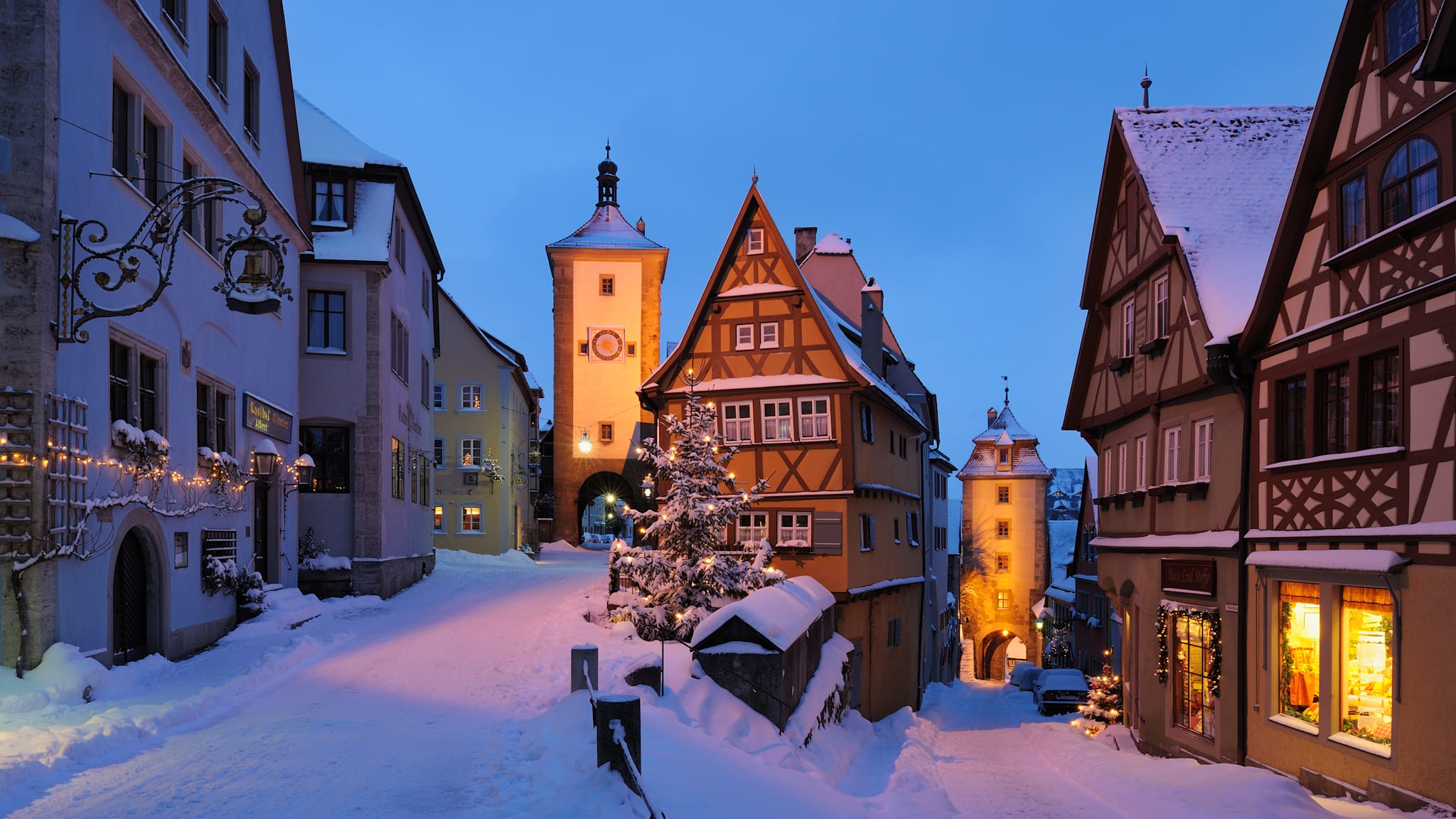 Blick auf den Sieberturm und den Kobolzeller Turm im Winter, Bayern, Deutschland. © Westend61 via Getty Images