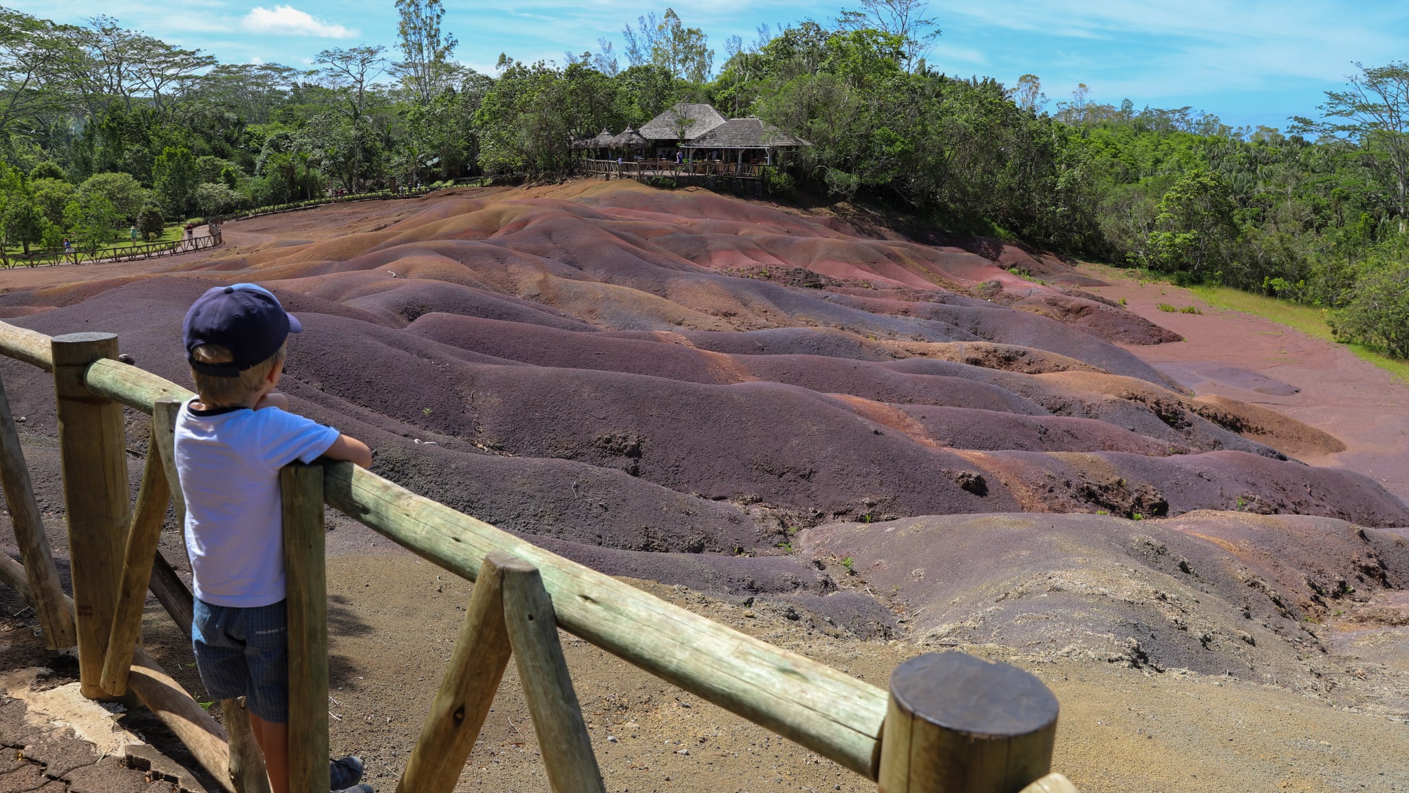 Ein Kind am Naturspektakel 7 Coloured Earth auf Mauritius. © Astrid Därr