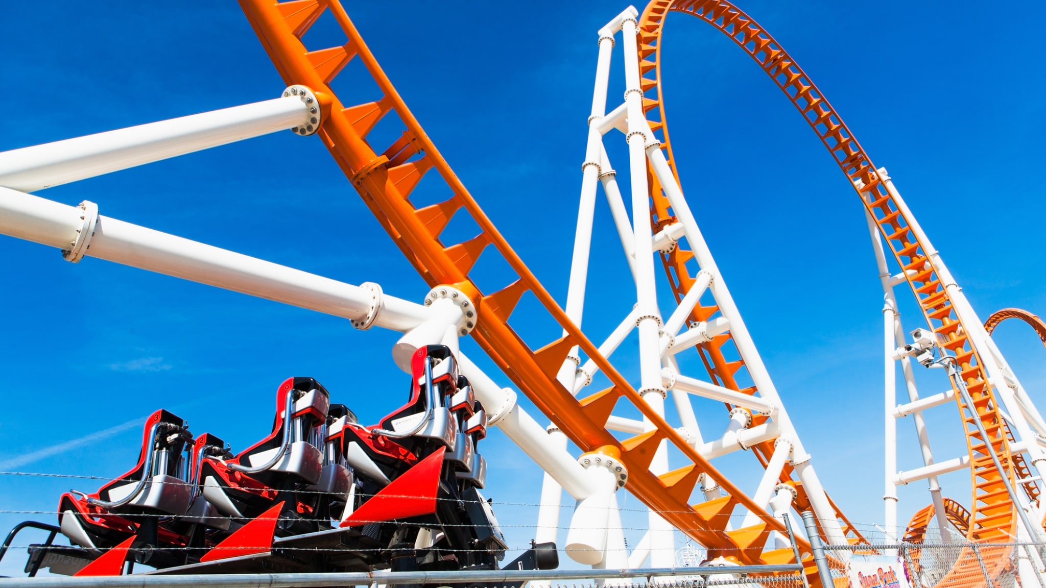 Achterbahn in Freizeitpark © Alan Schein/The Image Bank via Getty Images