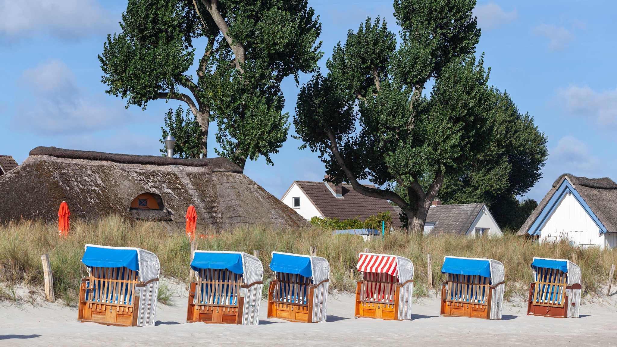 Strandkörbe und Ferienhäuser in Haffkrug, Deutschland