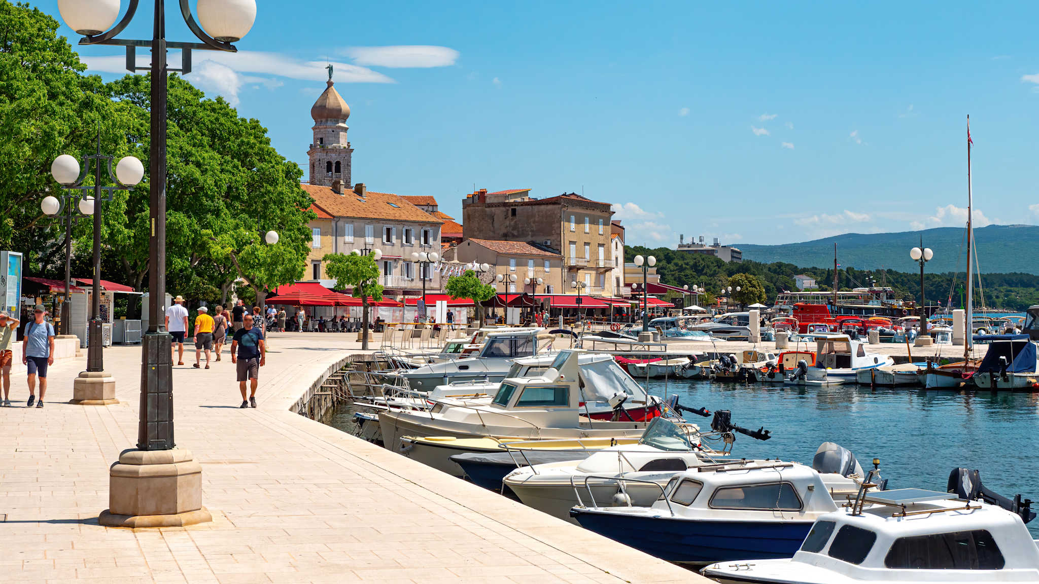 Hafenpromenade mit Booten bei der Stadt Krk.