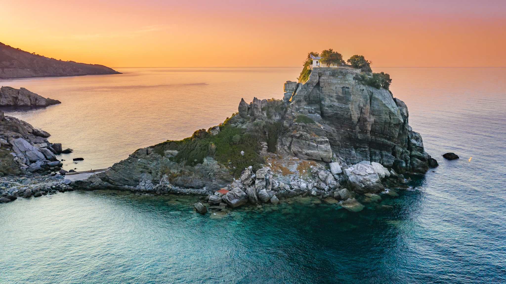Aufnahme der Kirche Agios Ioannis, die hoch oben auf einer kleinen Halbinsel auf einem Felsen gelegen ist.