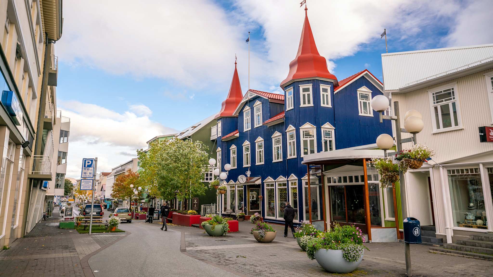 Ortszentrum mit markantem, blau-rotem Gebäude