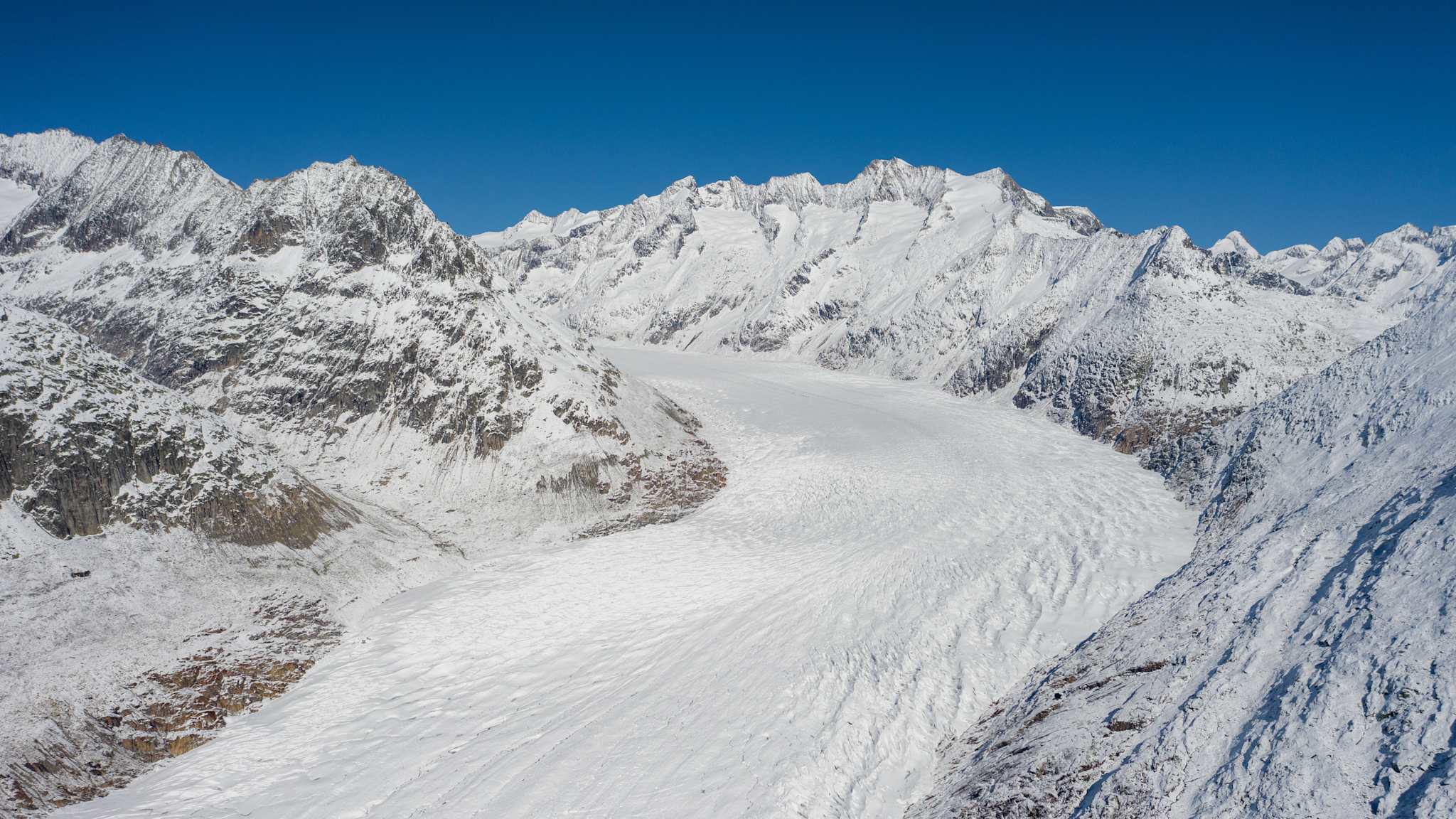 Verschneiter Aletsch Gletscher in der Aletsch Arena.