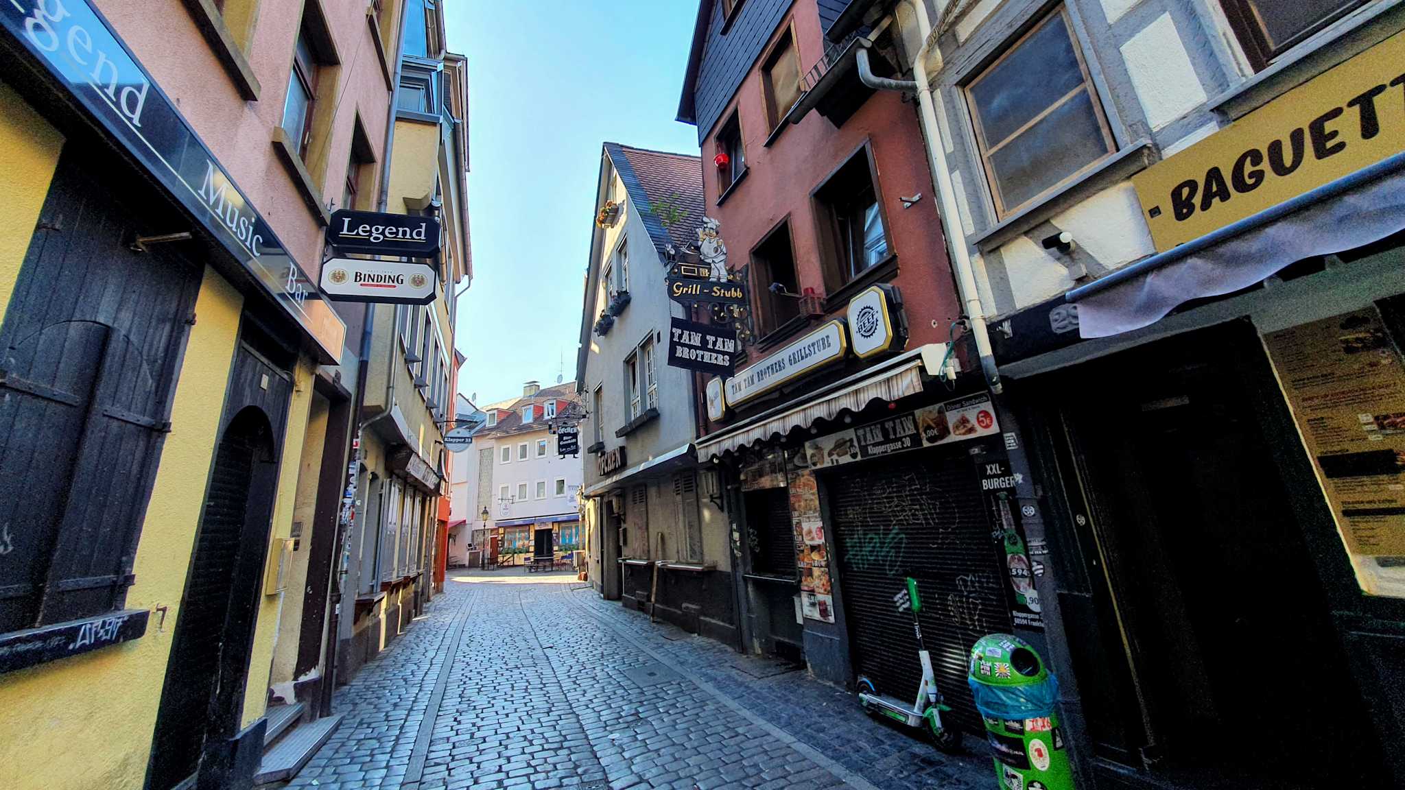 Altstadtgasse mit Kneipe und Restaurant