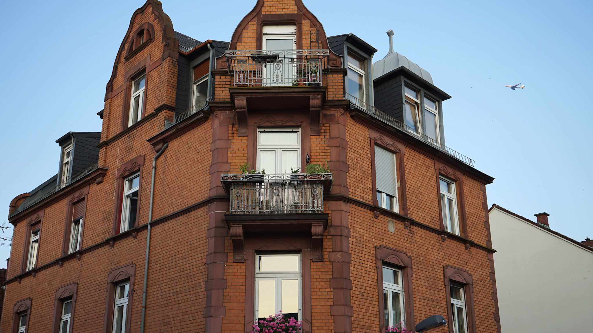 Altbau aus braunen Backsteinen