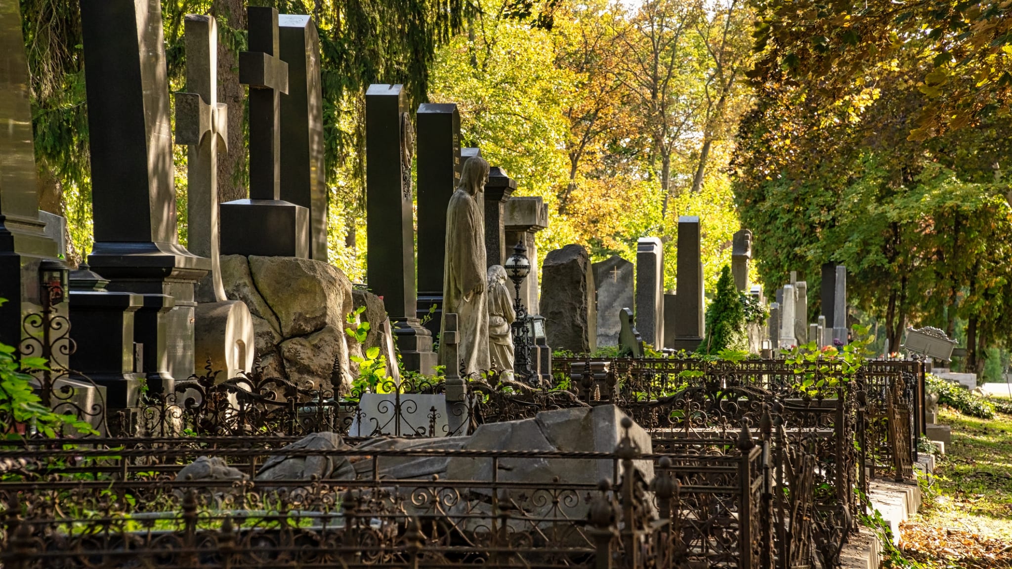 Alte Gräber auf dem Zentralfriedhof in Wien ©pressdigital/iStock / Getty Images Plus via Getty Images