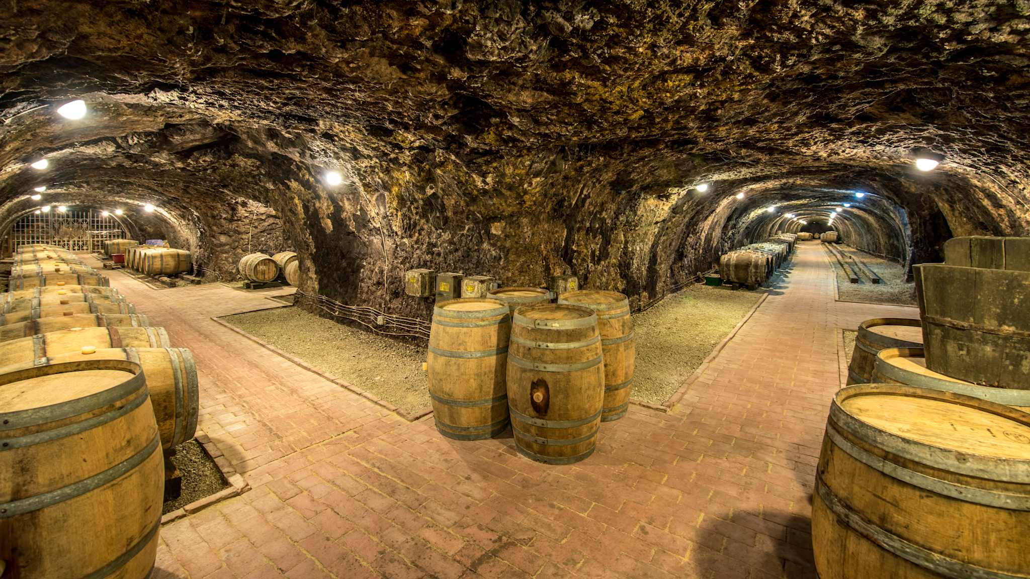 Unterirdischer Weinkeller mit hölzernen Weinfässern