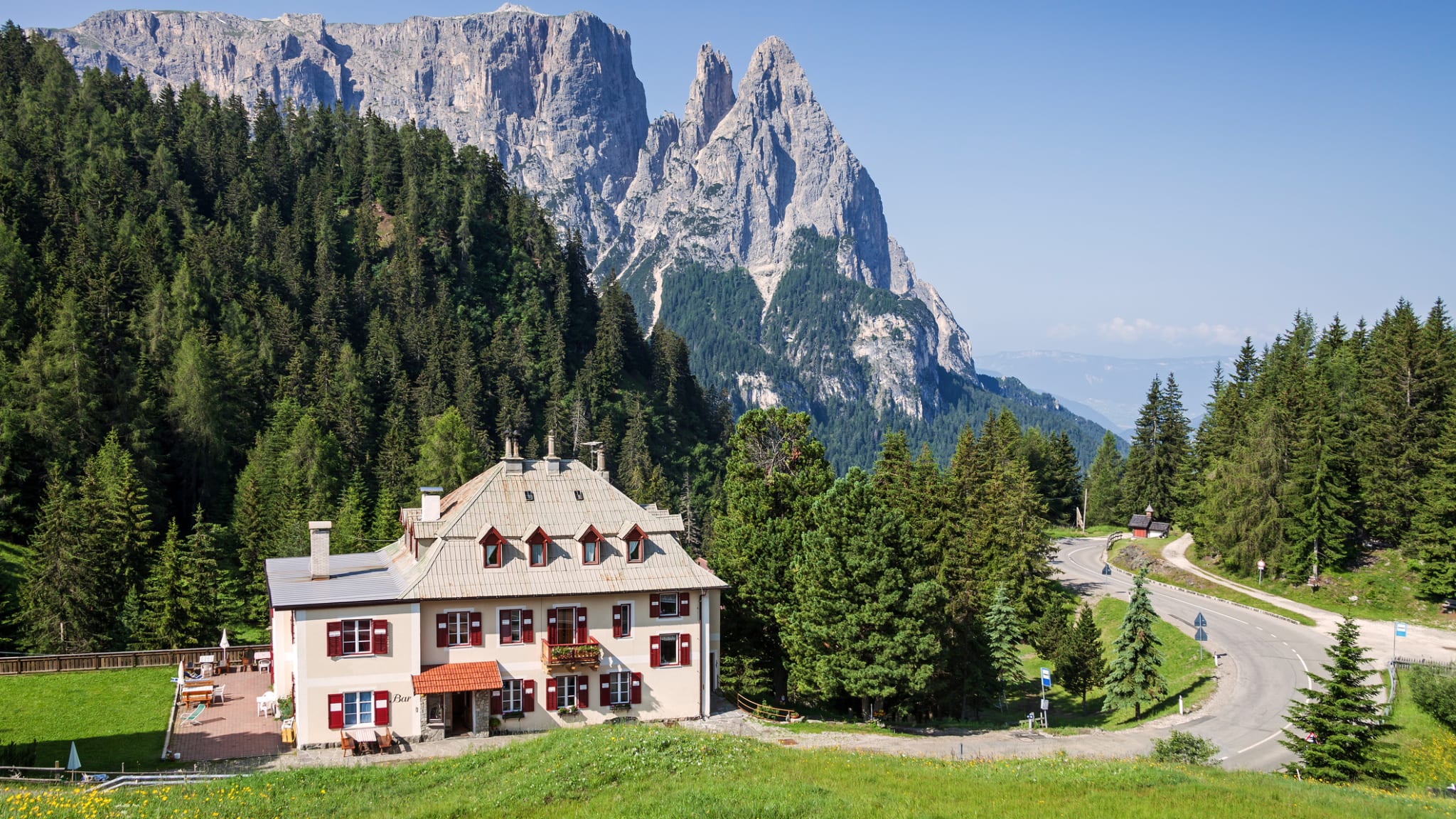 Altes Berghotel in den Dolomiten vor dem Schlernmassiv mit der Santer Spitze © iStock.com/senorcampesino