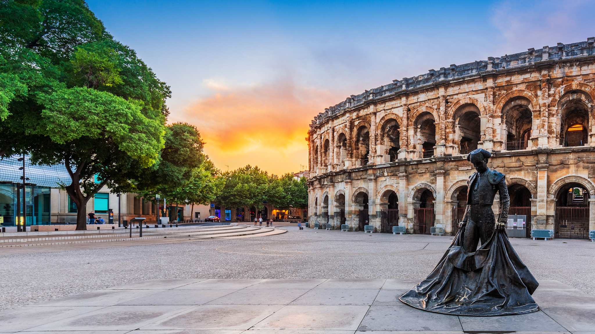 Platz mit Statue und Amphitheater