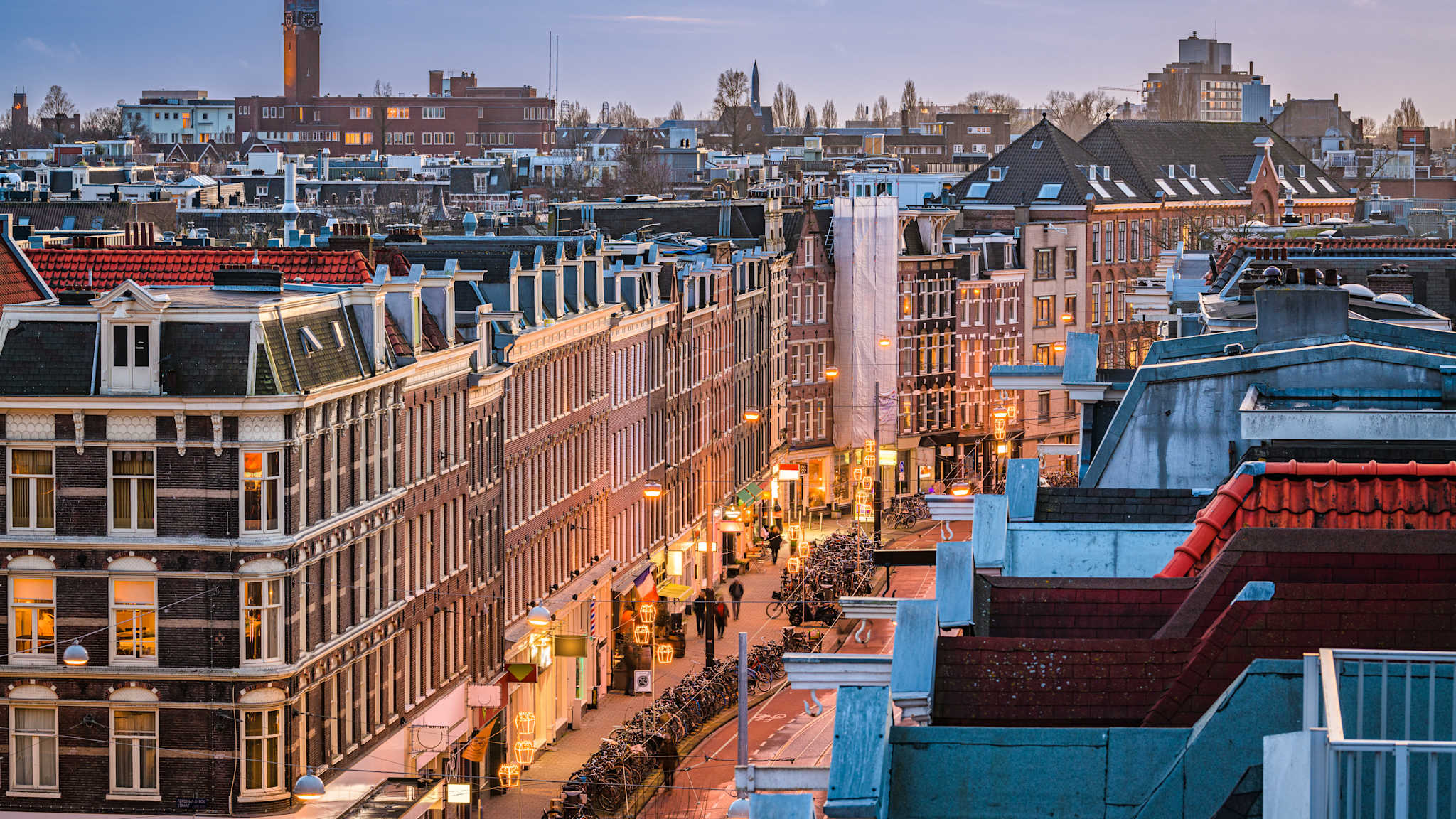 Blick von oben auf ein Stadtviertel mit Altbaufassaden