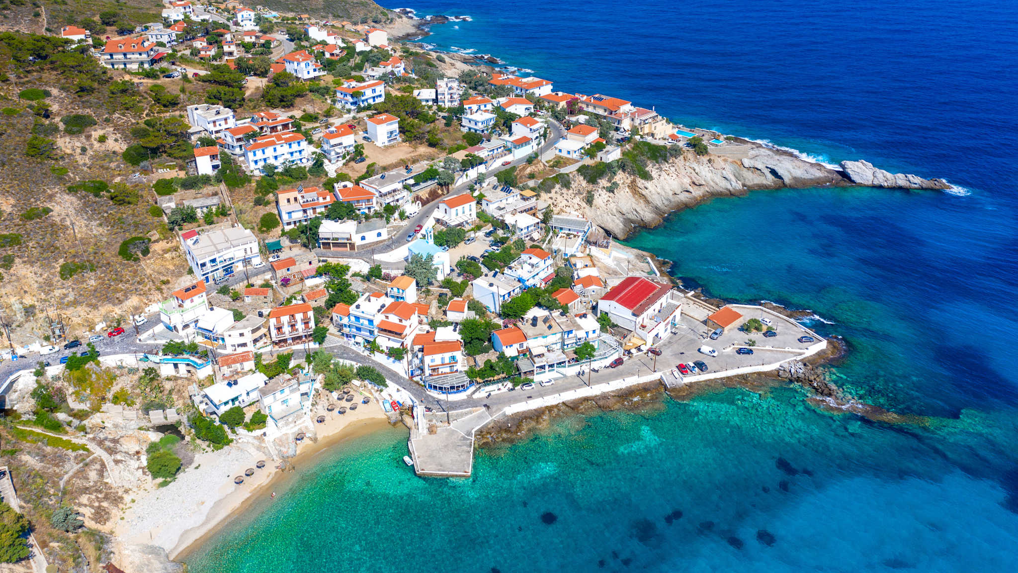 Blick auf den Ort Armenistis an der Küste von Ikaria, Griechische Inseln