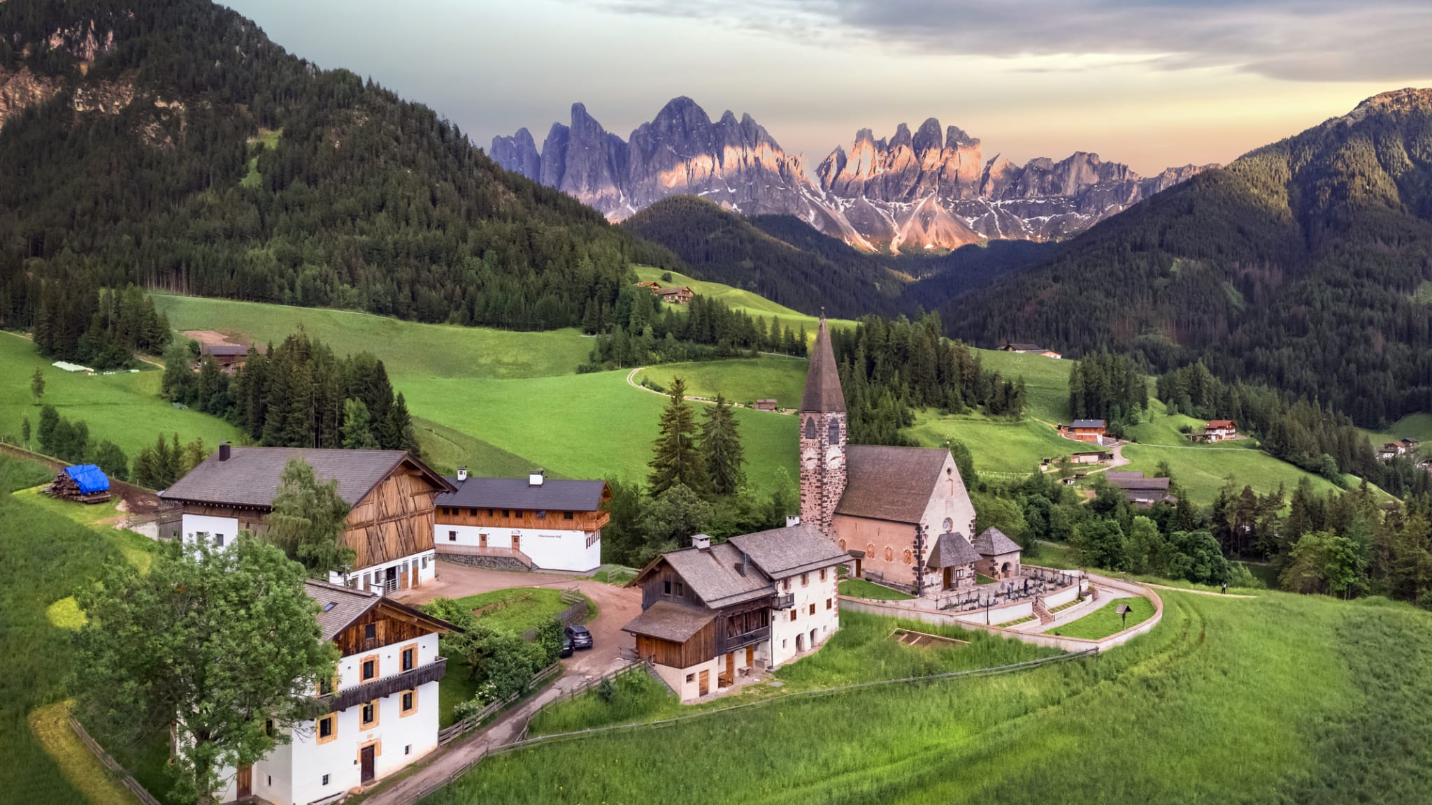 Atemberaubende Alpenlandschaft der atemberaubenden Dolomiten Felsen Berge in den italienischen Alpen © iStock.com/Freeartist