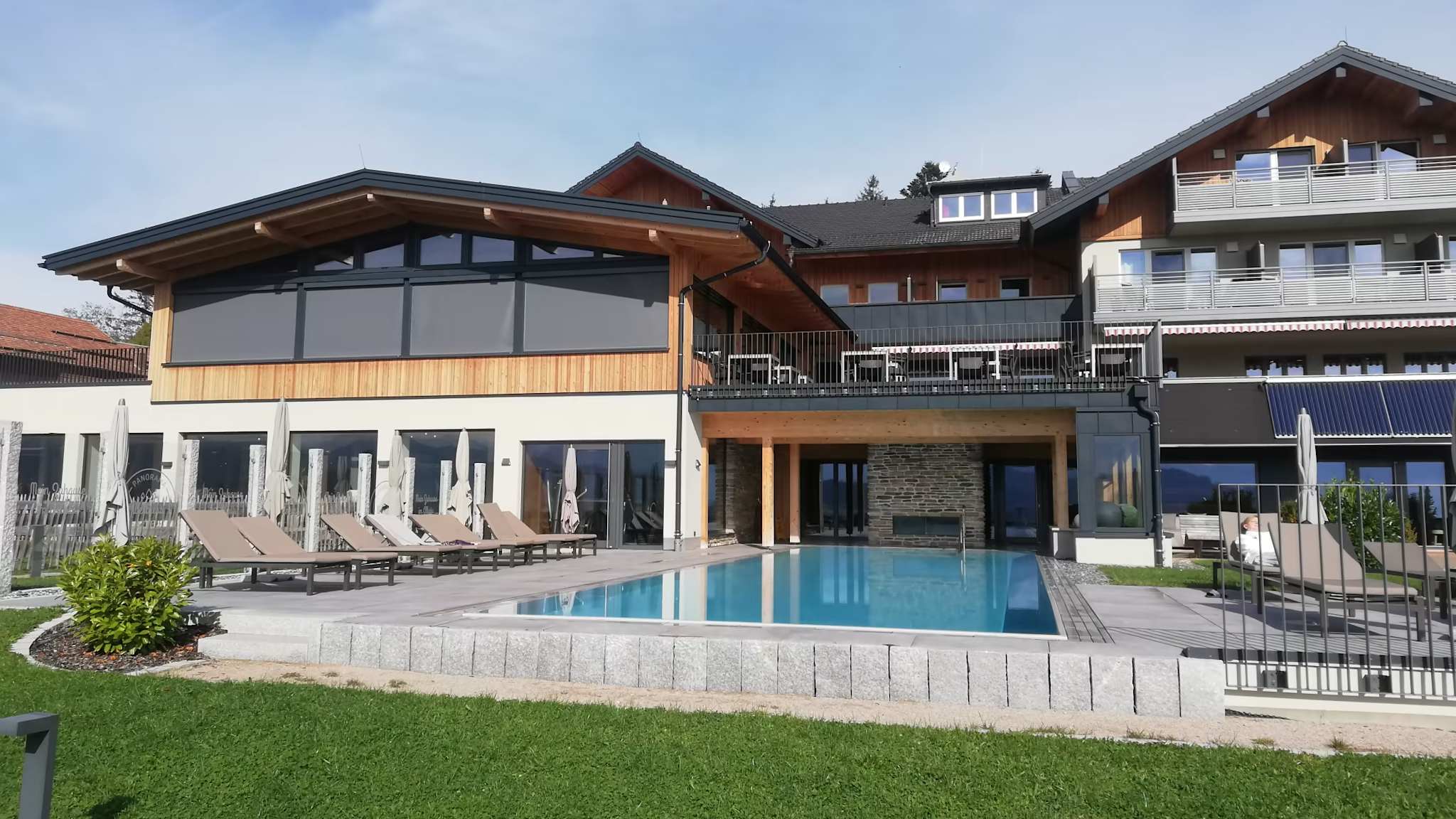 Der Außenbereich eines Hotels mit einem Pool und Liegebereich