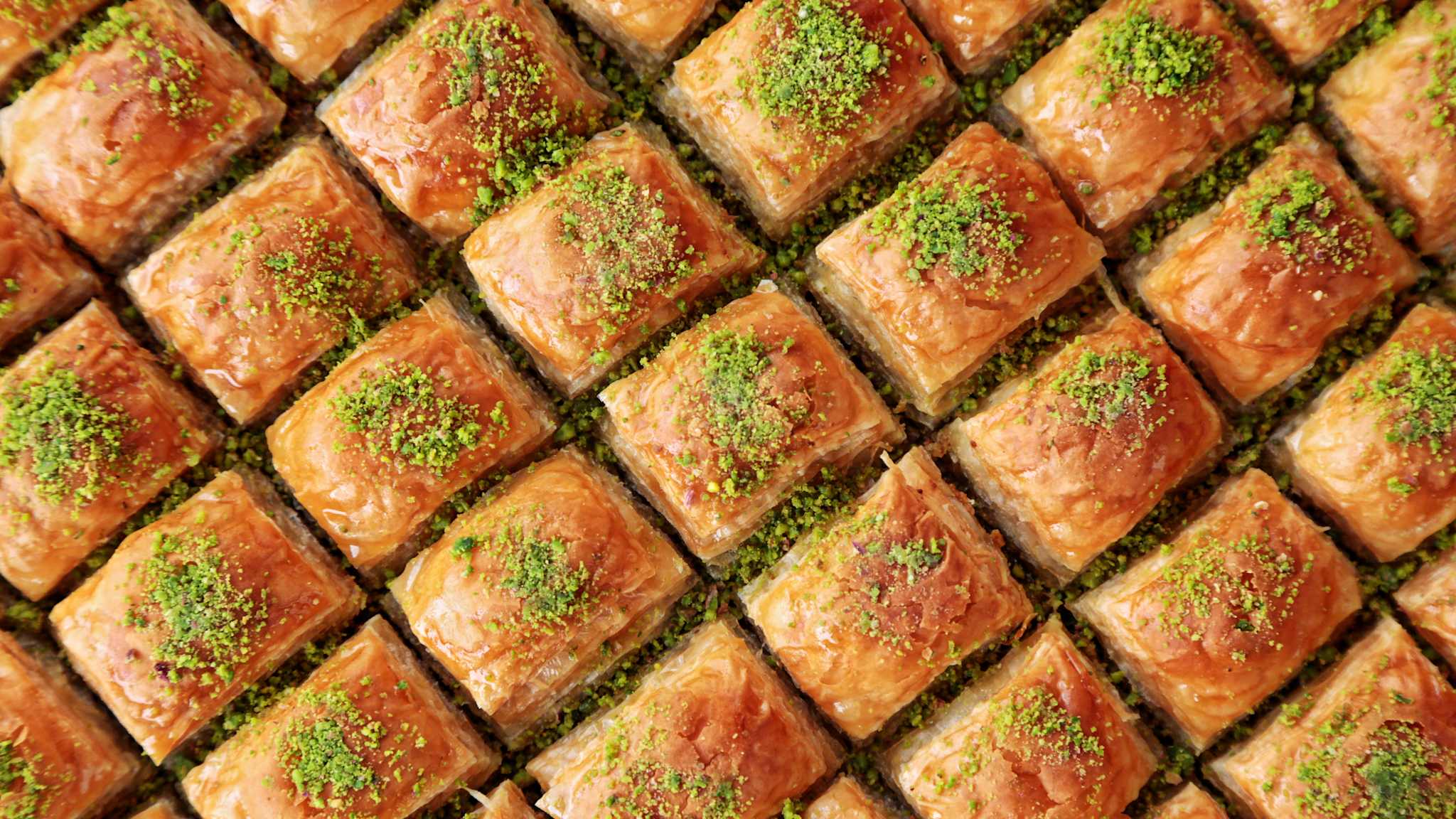 Blick von oben auf Blech mit türkischer Süßspeise Baklava