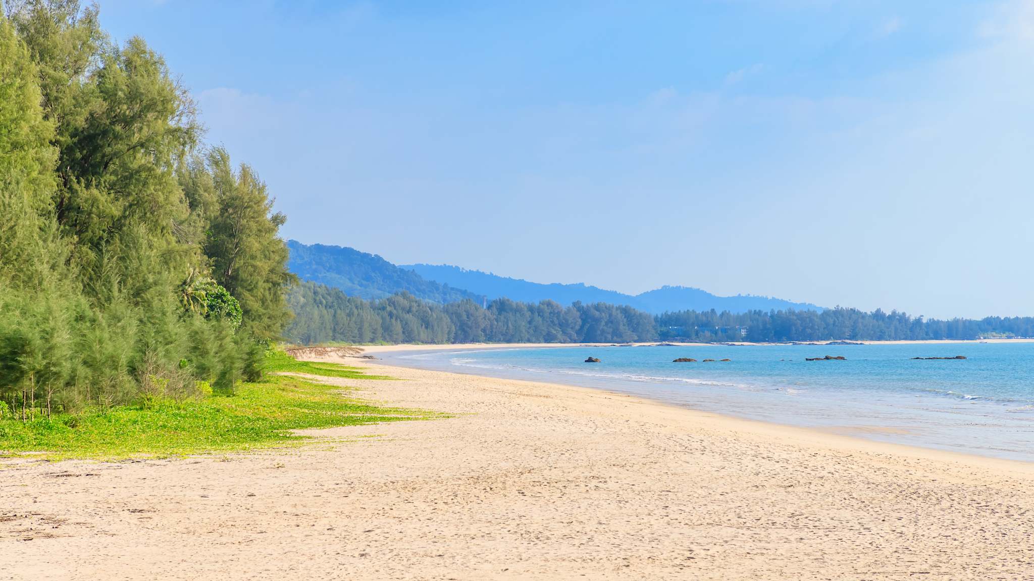Blick auf den Bang Sak Beach mit hellem Sand und klarem blauen Wasser